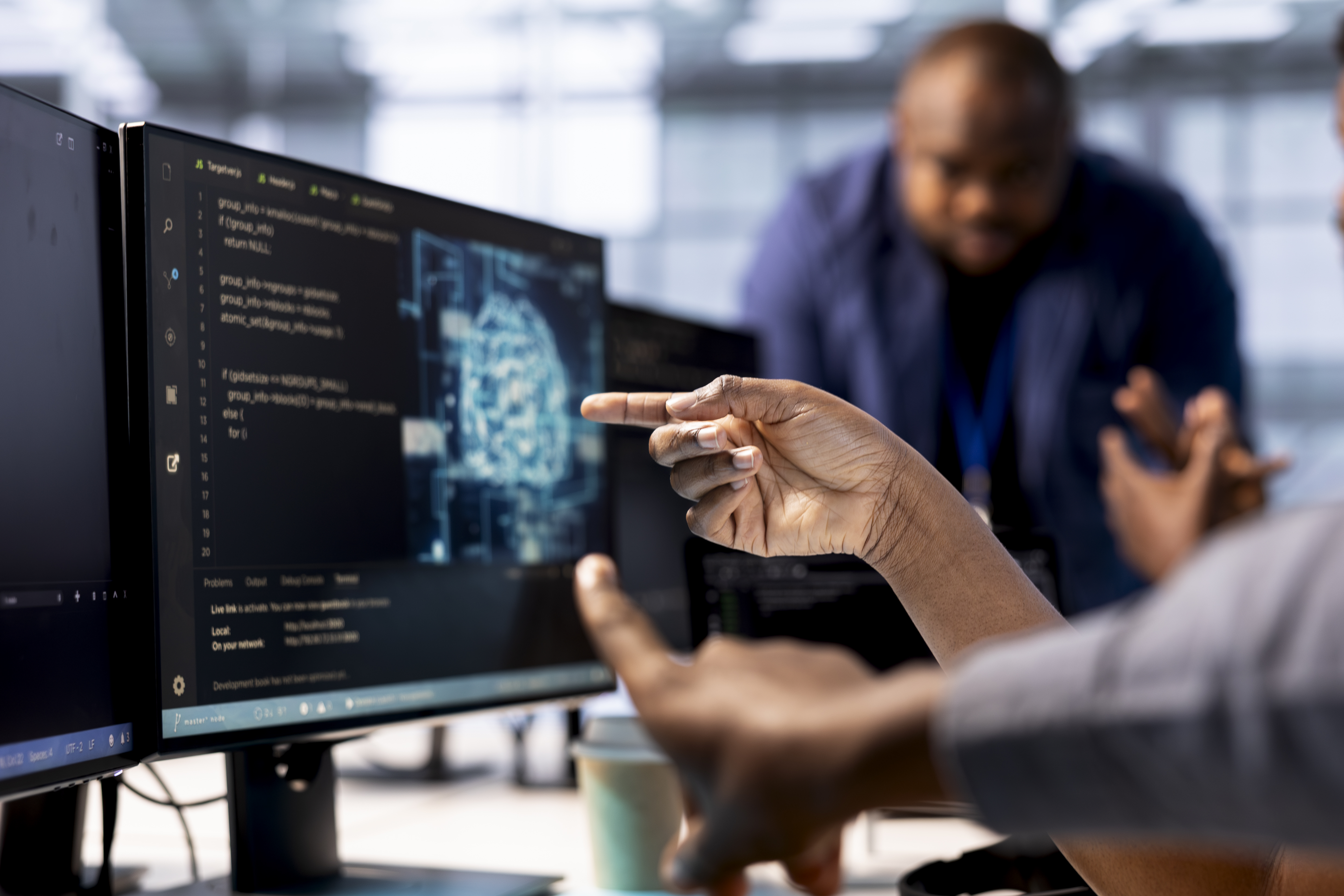 close-up-d-un-travailleur-du-centre-de-donnees-pointant-du-doigt-vers-la-technologie-d-intelligence-artificielle-sur-l-ecran-du-pc