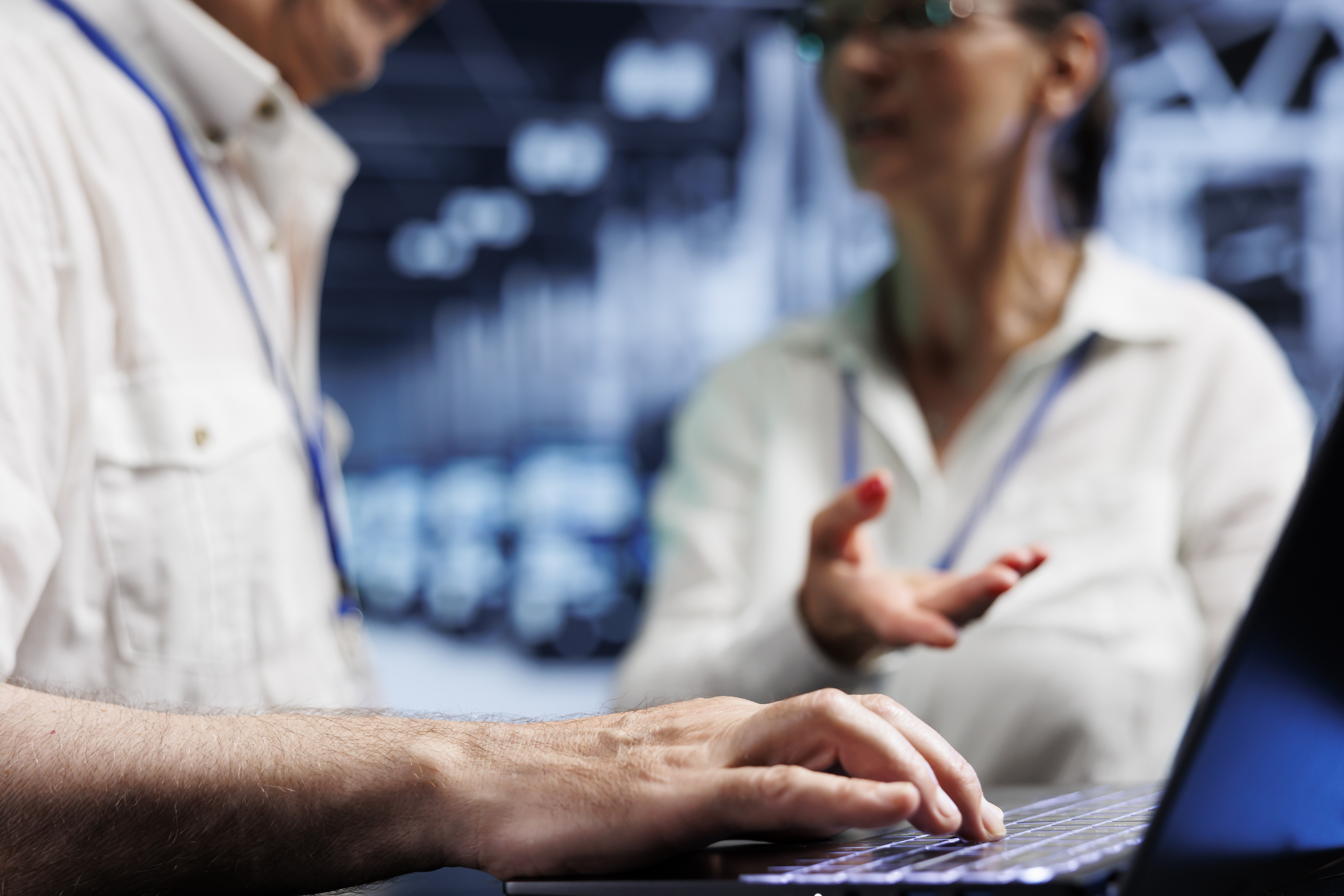 des-dirigeants-d-entreprises-de-cloud-computing-discutent-de-la-facon-d-eviter-les-tensions-des-serveurs-blade-causees-par-les-applications-d-ia-qui-augmentent-la-consommation-d-energie