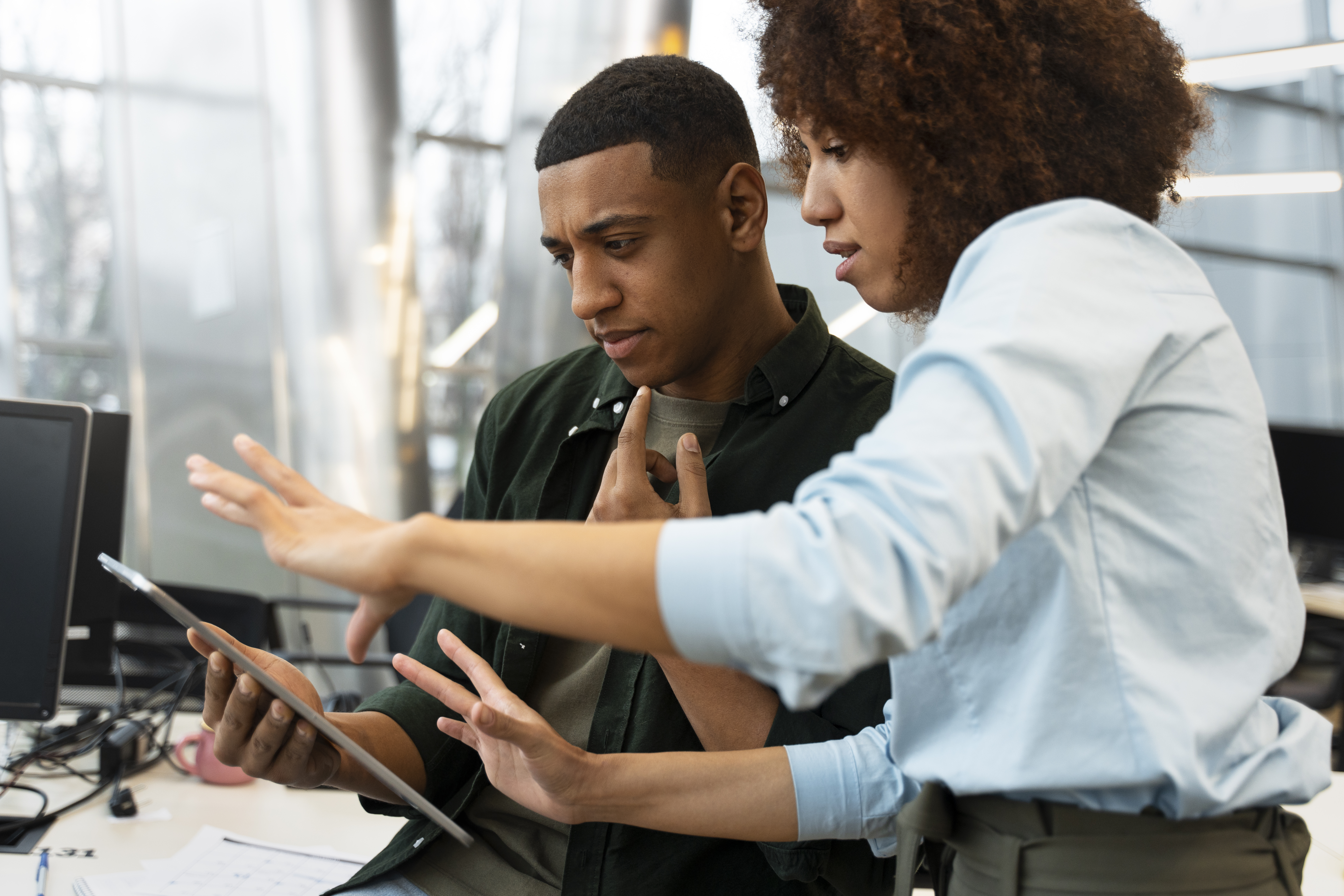 personnes-travaillant-dans-une-agence-de-marketing